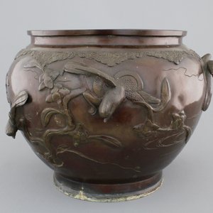 A Japanese bronze relief-decorated jardiniere, 19th C. — foto 1