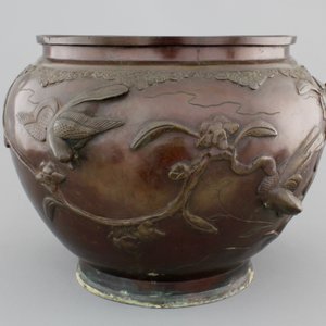 A Japanese bronze relief-decorated jardiniere, 19th C. — foto 2