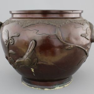A Japanese bronze relief-decorated jardiniere, 19th C. — foto 3