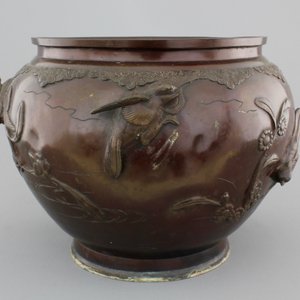 A Japanese bronze relief-decorated jardiniere, 19th C. — foto 4