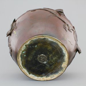 A Japanese bronze relief-decorated jardiniere, 19th C. — foto 5