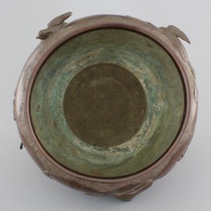A Japanese bronze relief-decorated jardiniere, 19th C. — foto 6