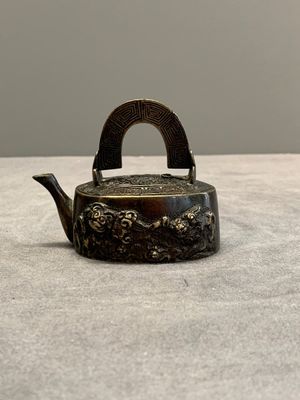 A Japanese bronze 'shishi lions' water dropper, Meiji, 19th C. — photo 1