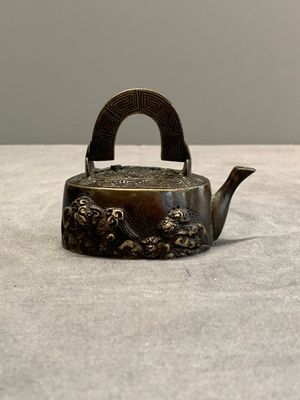 A Japanese bronze 'shishi lions' water dropper, Meiji, 19th C. — photo 3