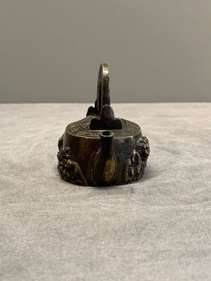 A Japanese bronze 'shishi lions' water dropper, Meiji, 19th C. — photo 4