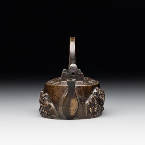 A Japanese bronze 'shishi lions' water dropper, Meiji, 19th C. — photo 3