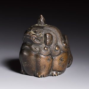 A Japanese bronze 'Shishi' paperweight, Meiji, 19th C. — photo 1
