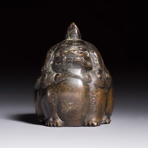 A Japanese bronze 'Shishi' paperweight, Meiji, 19th C. — photo 2