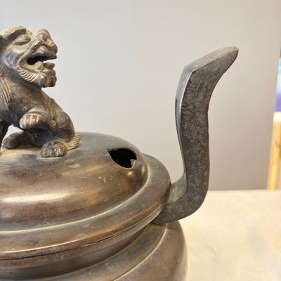 A Japanese bronze tripod censer with handles and cover — photo 4