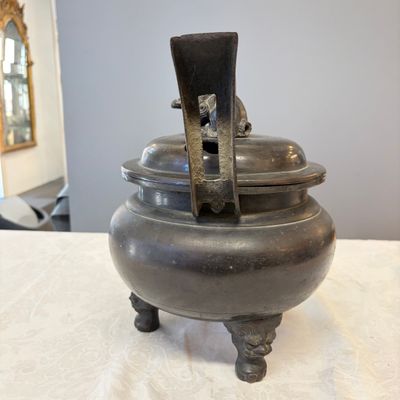 A Japanese bronze tripod censer with handles and cover — photo 7