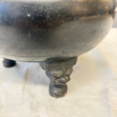 A Japanese bronze tripod censer with handles and cover — photo 9