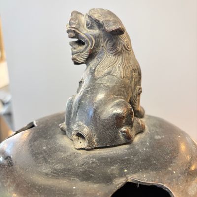 A Japanese bronze tripod censer with handles and cover — photo 11