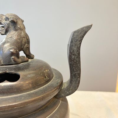 A Japanese bronze tripod censer with handles and cover — photo 15