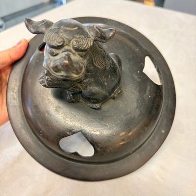 A Japanese bronze tripod censer with handles and cover — photo 17