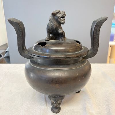A Japanese bronze tripod censer with handles and cover — photo 1