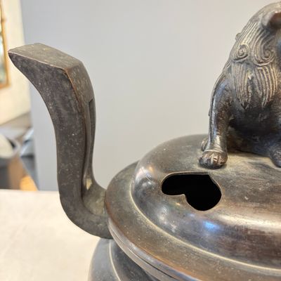 A Japanese bronze tripod censer with handles and cover — photo 3