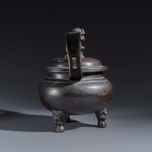A Japanese bronze tripod censer with handles and cover — photo 5