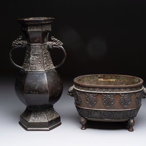 A Japanese bronze vase and a censer, Meiji, 19th C. — 照片 1