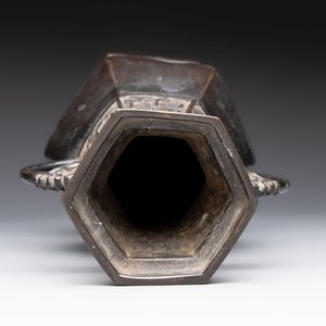 A Japanese bronze vase and a censer, Meiji, 19th C. — 照片 13