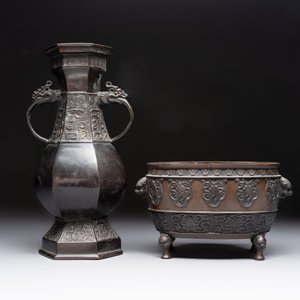 A Japanese bronze vase and a censer, Meiji, 19th C. — 照片 2