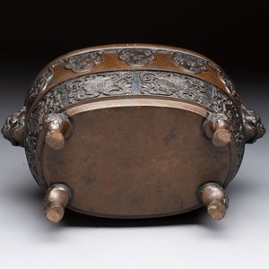 A Japanese bronze vase and a censer, Meiji, 19th C. — 照片 8