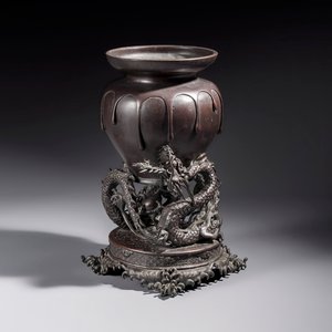 A Japanese bronze vase carried by a dragon, Meiji, 19th C. — photo 1