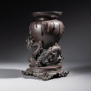 A Japanese bronze vase carried by a dragon, Meiji, 19th C. — photo 3