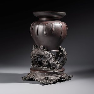 A Japanese bronze vase carried by a dragon, Meiji, 19th C. — photo 4