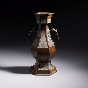 A Japanese bronze vase, Xuande mark, Edo/Meiji, 19th C. — photo 1