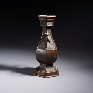 A Japanese bronze vase, Xuande mark, Edo/Meiji, 19th C. — photo 2