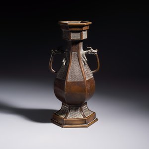 A Japanese bronze vase, Xuande mark, Edo/Meiji, 19th C. — photo 3