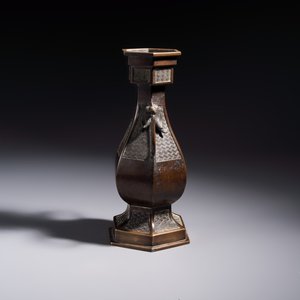 A Japanese bronze vase, Xuande mark, Edo/Meiji, 19th C. — photo 4