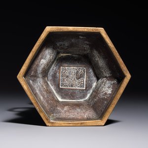 A Japanese bronze vase, Xuande mark, Edo/Meiji, 19th C. — photo 6
