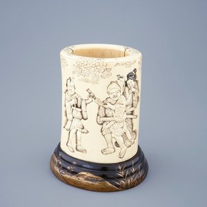 A Japanese carved and signed ivory brushpot on gilt-lacquered stand, Meiji, 19th C. — photo 1