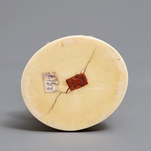 A Japanese carved ivory figure of a lady with a drum on a lotus throne, Meiji, 19th C. — photo 5