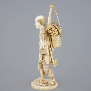 A Japanese carved ivory figure of a lumberjack, Meiji, 19th C. — 照片 3