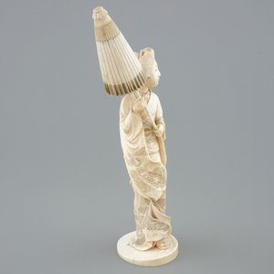 A Japanese carved ivory okimono of a lady holding a parasol, 19th C. — photo 2