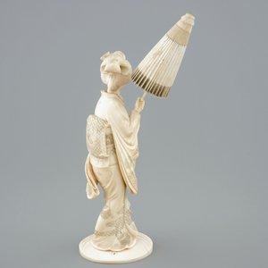A Japanese carved ivory okimono of a lady holding a parasol, 19th C. — photo 3