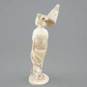 A Japanese carved ivory okimono of a lady holding a parasol, 19th C. — photo 4