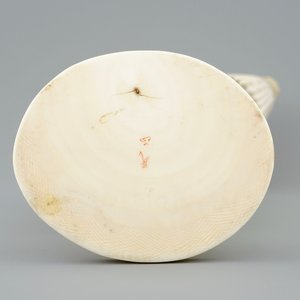 A Japanese carved ivory okimono of a lady holding a parasol, 19th C. — photo 5