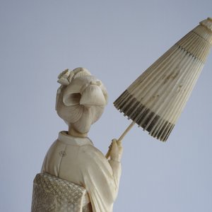 A Japanese carved ivory okimono of a lady holding a parasol, 19th C. — photo 8