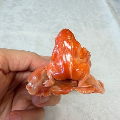 A Japanese carved red coral 'Frogs' group — 照片 4