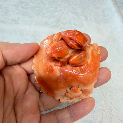 A Japanese carved red coral 'Frogs' group — 照片 5