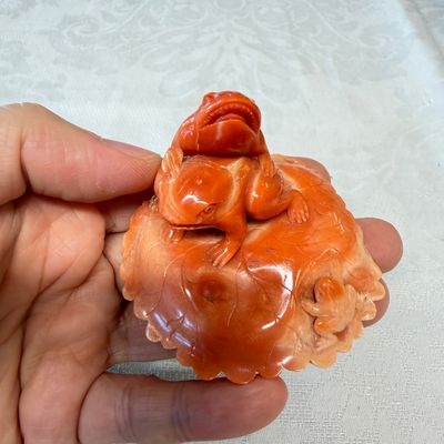 A Japanese carved red coral 'Frogs' group — 照片 1