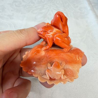 A Japanese carved red coral 'Frogs' group — 照片 2