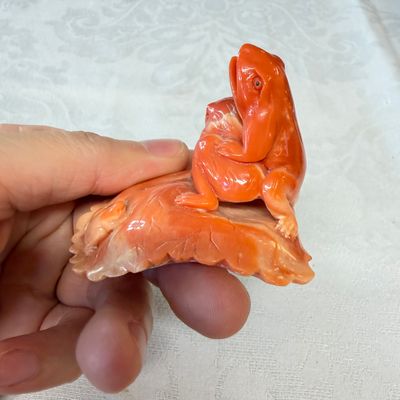 A Japanese carved red coral 'Frogs' group — 照片 3