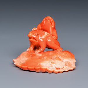 A Japanese carved red coral 'Frogs' group — 照片 1