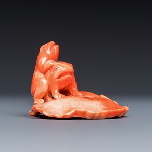 A Japanese carved red coral 'Frogs' group — 照片 5