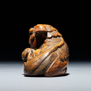 A Japanese carved wood netsuke of a shishi with cub, Edo, 18/19th C. — 照片 3