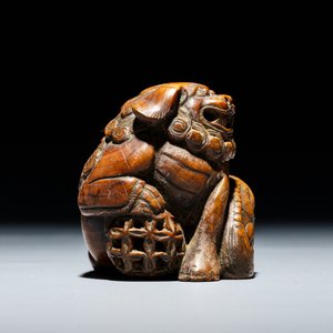 A Japanese carved wood netsuke of a shishi with cub, Edo, 18/19th C. — 照片 5